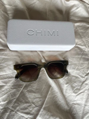 Chimi solglasögon grön 04 - Snygga solglasögon från Chimi i en olivgrön nyans i modellen 04. Kommer med fodralet och har aldrig själv använt så i topp skick! Perfekt nu till sommaren❣️