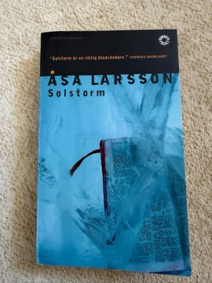 Solstorm av Åsa Larsson - Pocketbok med titeln 'Solstorm' av Åsa Larsson. 