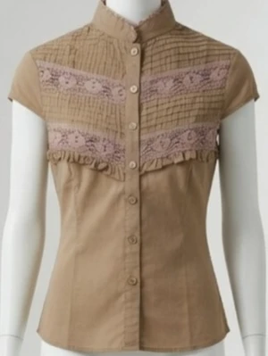 Vintage look, brun kortärmad broderad blus. Strlk: XXS-XS, Petite. Köpt utomlands.OANVÄND. - Vintage look, brun kortärmad broderad blus med knytband/snörning i ryggen. Strlk: XXS-XS, Petite. Bomull. Köpt utomlands. OANVÄND. Helt felfri. 