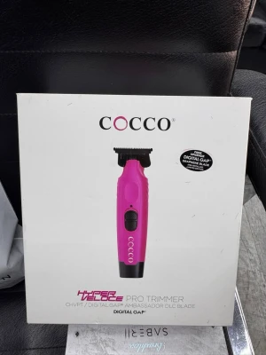Cocco Hyper Veloce Pro Trimmer rosa - Elektrisk trimmer från Cocco i modellen Hyper Veloce Pro. Trimmern är rosa med svart detalj och har digital gap-blad. Levereras i originalförpackning med laddningsstation och tillbehör. Perfekt för styling och grooming. HELT NY OANVÄND, Rosa färg är slutsåld världsvis 