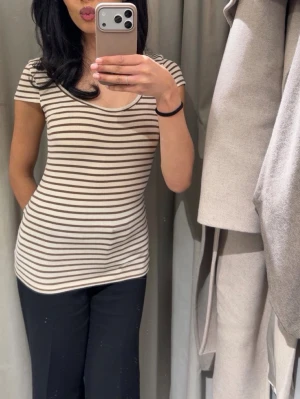 Beige och brun randig t-shirt från zara <3 - Säljer en beige t-shirt med bruna ränder! Superfin!! Ull och viskos blandning❤️ Mycket stretch