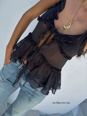 Spets topp - Super snygg slutsåld spets topp från Zara. Den är helt ny och har endast blivit provad.💞💞