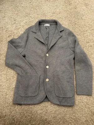 Ljusgrå blazer från Stenströms - Säljer en riktigt najs och snygg blazer från Stenströms. Inga skador och riktigt bra skick! Den är storlek large men är liten i storleken och passar till Small (kanske medium) skulle jag säga. Riktigt snygg på sommaren med en skjorta eller tisha☀️ nypris ca 4.500kr