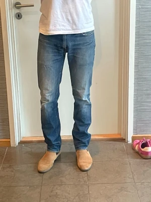 Levis 511 jeans  - Levis jeans i modellen 511. Storlek 32/34 men passar mer som 32/32. Jättebra skick och snygga fades och tvättningar