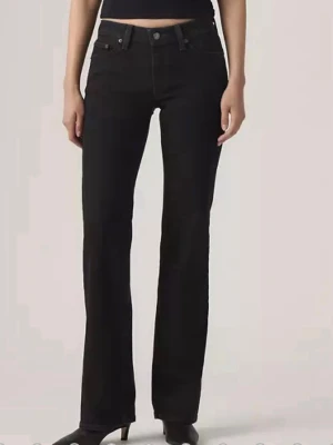 Svarta bootcut jeans från Levis - Säljer mina levis jeans då dem inte kommer till användning, storlek 26 längd 32. Skriv privat för fler bilder🩷