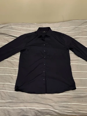 2st Skjortor från Urban Pioneers - Material: 48% Bambu, 48% polyester, 4%spandex. Väldigt lent och skönt material. Båda är i storlek L. Passformen är regular