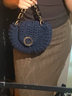 Virkad Fancy Bag - Intressekoll på denna fina Virkade väska. Det går att ta bort smycket i framsidan och väskan går att öppna och stänga.