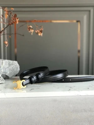 Svart bälte från Celine med gulddetalj - Stilrent svart bälte från Celine i skinn med ikoniskt guldspänne i form av Celine-loggan. Perfekt accessoar för att lyfta din outfit med en lyxig touch. Bältet har diskret Celine Paris-stämpel på insidan.