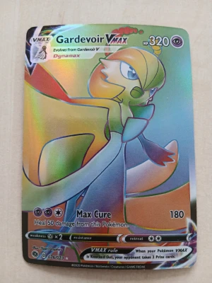 Pokémonkort Gardevoir VMAX holo - Säljer ett Gardevoir VMAX Pokémonkort med holografisk yta. 
