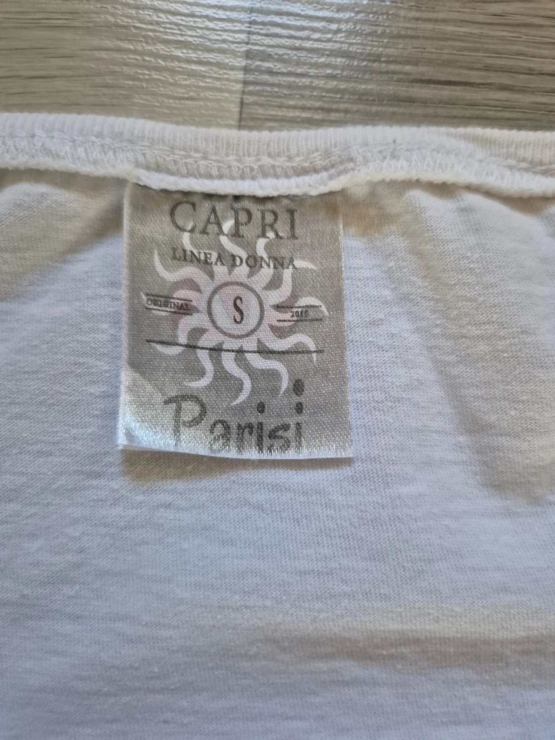 Vit t-shirt med fjärilar och text - 2