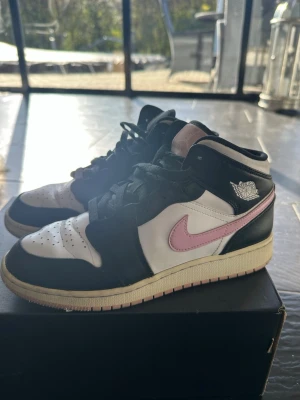 Air Jordan 1 Mid  - Snygga Air Jordan 1 Mid arctic pink/black sneakers. Köptes för 4200kr. Okej skick, sulan har gulnat i färgen och de har creasat. Storlek 39🩷🪩