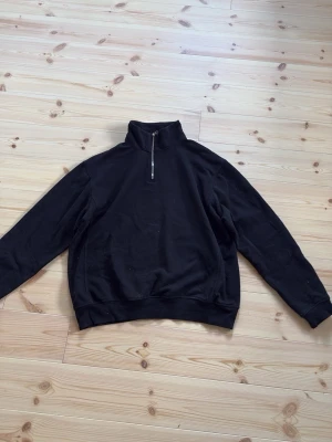 Svart halfzip sweatshirt ZARA - En svart sweatshirt med halfzip från ZARA, en avslappnad passform.
