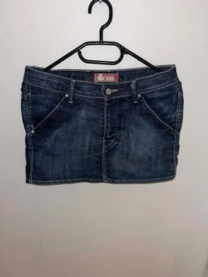 Mörkblå jeanskjol  - Mörkblåa jeans från X now, köpt i secondhand butik i Thailand. Står inget storlek men tror de är S eller Xs. Skriv om du har frågor