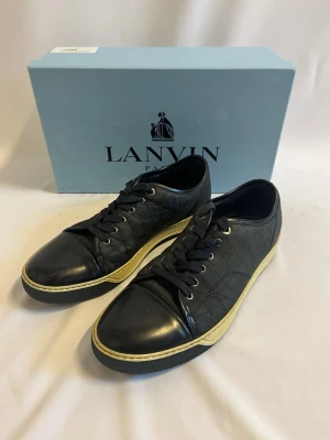 Lanvin skor - Tja ! Säljer nu dessa feta blå Lanvin skorna i storlek 43. Detta är en sällsynt modell. (Modellen tillverkas ej längre). Skorna är i Bra skick, enda defekten är där bak på hälen som man ser på bilderna.  Ny pris: ca 4500kr  Säljs för: 1200kr  Hör gärna av er vid frågor eller funderingar! Priset går att diskutera!  Box tillkommer!