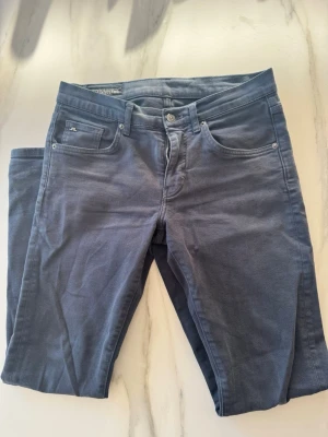 Blå jeans från J.Lindeberg - Sparsamt använda J.Lindeberg jeans i storlek 30. Nypris 1700kr. Kom vid funderingar!😊