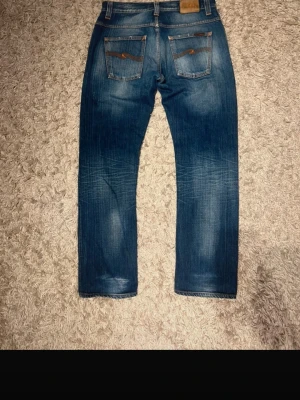 Nudie Jeans - Nudie Jeans | Modell: Hank Rey | Straight Fit med en tvätt som talar för sig själv | Mycket bra skick med lite små snygga slitningar | Storlek: W33 L32 | Hör av dig vid fler funderingar👍
