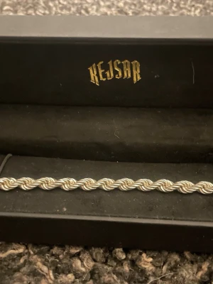 Cordell armband 6mm i silver 925 - Säljer ett cordell armband från Kejsar i 925 silver. Armbandet är 6mm brett och 19cm/20cm på längden ja polerar innan frakt och skickar med tillbehör som smyckes skrin osv