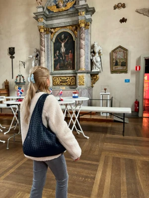 Mörkblå flätad axelväska - Säljer en snygg mörkblå handväska med flätad design och mjukt material. Väskan har en rundad form och bred axelrem som gör den enkel att bära. Perfekt för dig som gillar stilrena och trendiga accessoarer.
