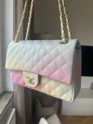 Pastellfärgad handväska med guldfärgade detaljer  - Aldrig använd. Mått: 26cm x 18cm x 7,5cm