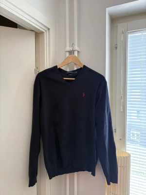 Ralph Lauren tröja  - Snygg polo Ralph lauren som är i riktigt bra skick, storlek L men passar även M. 