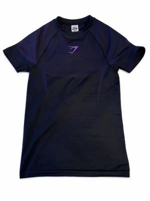 Svart och lila onyx från Gymshark - Svart och mörklila onyx från Gymshark. Väldigt bra i skick. Använd 1 gång utanför gymmet.