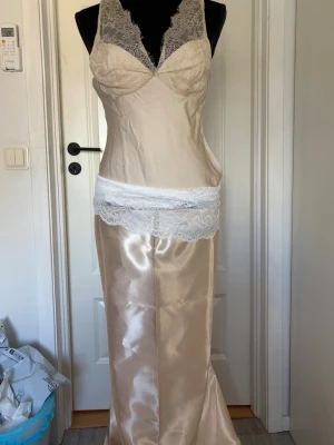 Champagnefärgad långklänning i satin - Tryck inte på köp nu ‼️Intressekoll❣️ hej, jag har sytt denna klänning inför mitt gymnasie arbete ( mode/röda mattan) och vill se om nån är intresserad, fler bilder kommer i mitten av maj när jag är klar. Klänningen är i satin och är en Xs/S, pris tänker jag 1700 eftersom material, tid och att den är hand sydd men pris går alltid att diskutera ❤️ hör av er vid intresse 