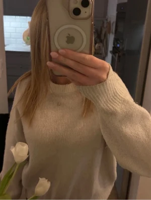 Stickad tröja  - Vit stickad tröja från Bikbok i storlek xs