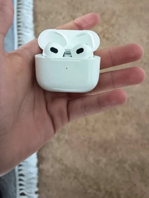 Apple AirPods Pro med laddningsetui - Säljer ett par vita Apple AirPods Pro med trådlöst laddningsetui. Hörlurarna har en stilren och kompakt design i blank plast och levererar grymt ljud med brusreducering. Perfekta för musik, poddar och samtal på språng.