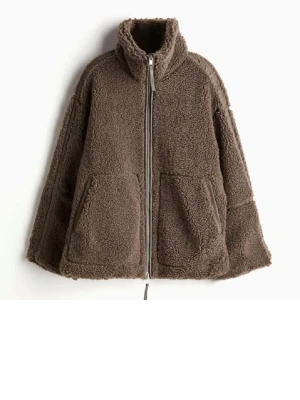 Brun teddyjacka med dragkedja - Säljer denna mysiga bruna teddyjacka med hög krage och dragkedja framtill från Hm. Jackan är i xs men sitter som en S. Jackan har två stora fickor på framsidan och är tillverkad i fluffigt teddy-material som ger en avslappnad och trendig look. Perfekt för kyliga dagar och enkel att matcha med jeans eller mjukisbyxor. 