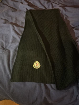 Svart ribbstickad halsduk Moncler - Bra skick jättefin halsduk 
