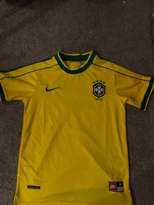 Retro Brasilien Fotbollströja - Säljer en klassisk gul Brasilien Retro fotbollströja. Tröjan är perfekt för träning eller vardag.