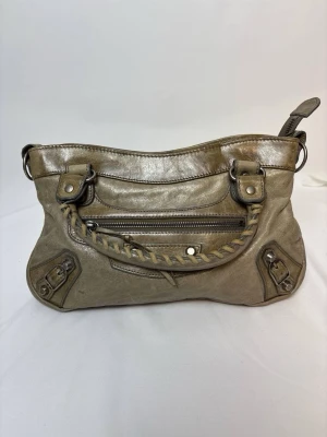 Balenciaga City Mini - Säljer denna snygga Balenciaga City Mini! Väskan är i fint vintage skick! Riktigt populär och fin väska som är väldigt dyr ny! Väskan är självklart äkta!