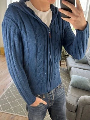 Stickad zip hoodie blå  - Stilren och trendig! Storlek L men passar även M, mått: A:47 B:48 C:44 D:62. (cm) Skriv vid fundering 😇✌️