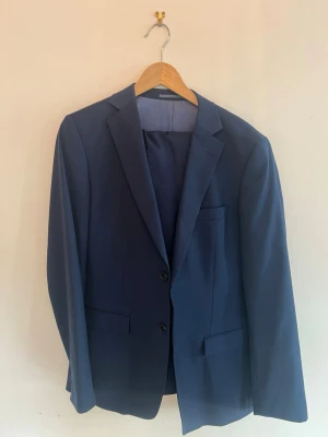 Blått kostymset Dressman - Kostym sett från Dressman i storlek 50, endast använd ett fåtal gånger.
