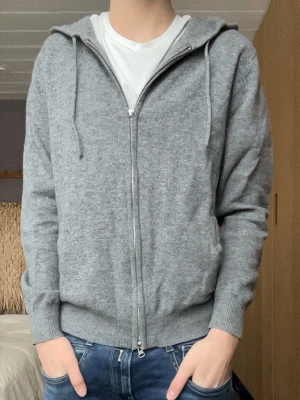 Grå Kashmir tröja - Säljer en grå Kashmir tröja från sayless. Tröjan är i bra skick och är riktigt skön. Nypris 999 kr!