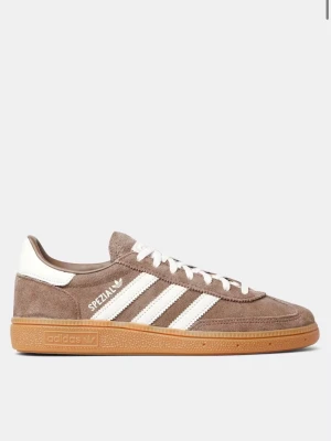 Adidas Spezial bruna sneakers - Säljer ett par Adidas Spezial sneakers i mocka med bruna och vita detaljer samt klassiska tre ränder på sidan. Skorna har vit häl och snörning, samt gummisula i retrostil. Perfekta för dig som gillar stilrena och tidlösa sneakers. Använda fåtal gånger, pris kan diskuteras💕