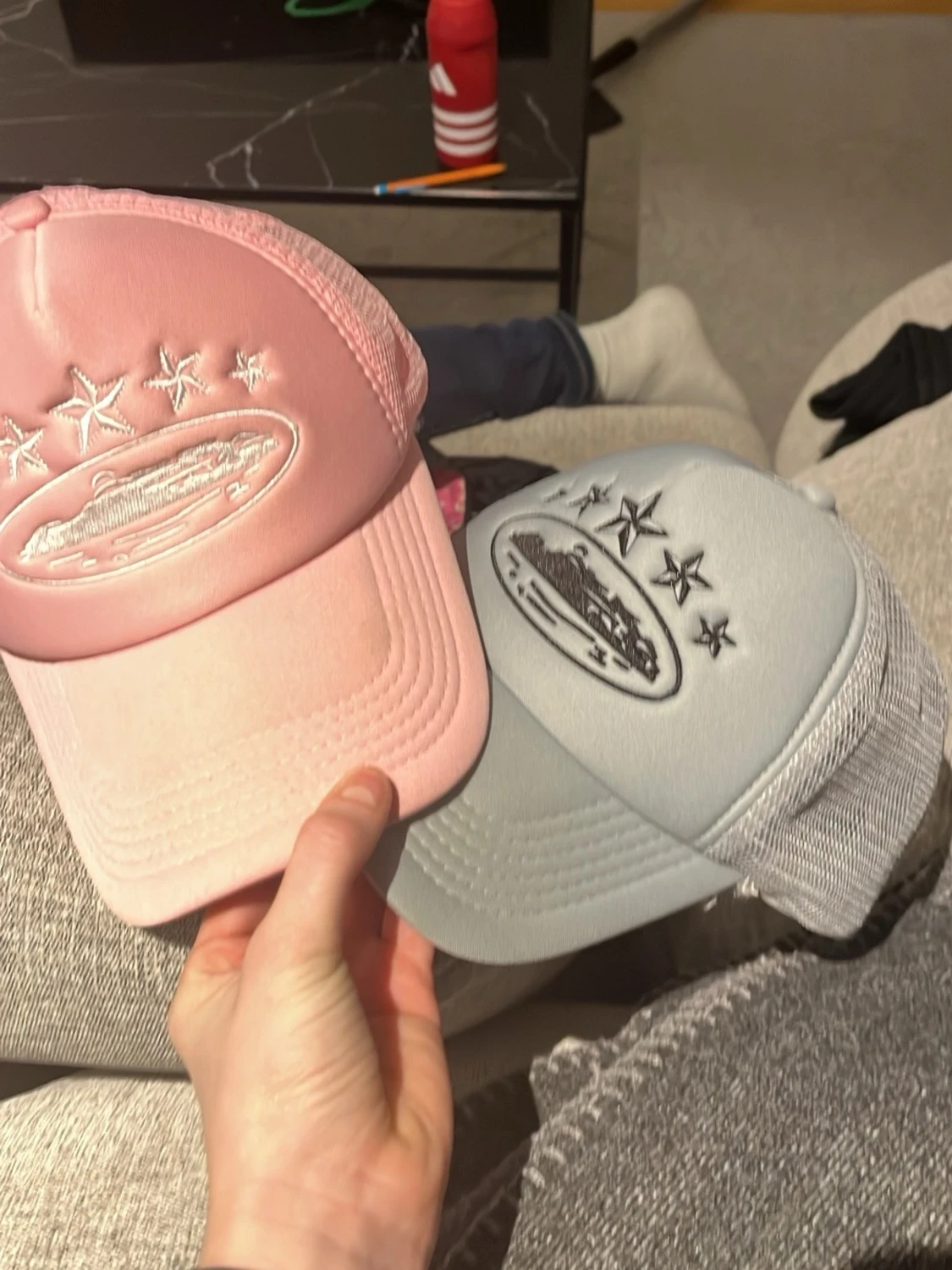 Två meshkepsar med broderad logga