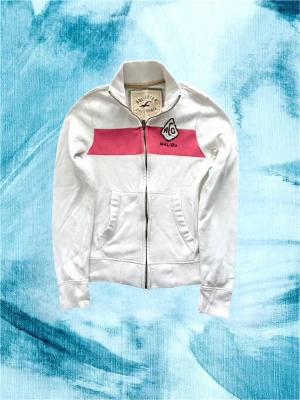 Ziptröja från Hollister - Säljer nu denna asfeta tröjan från Hollister i stl M men passar mer S tycker jag. Extremt bra skick, används ett fåtal gånger plus att en del va lappen var kvar. Sjukt snygg combo med cremefärg och pink grapefruit.  Priset är diskuterbart så tveka inte att ställa frågor! Svarar mer än gärna 🙌