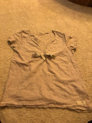 odd molly beige  - jätte fin odd molly topp men det är ett litet hål i den men det syns knappast.