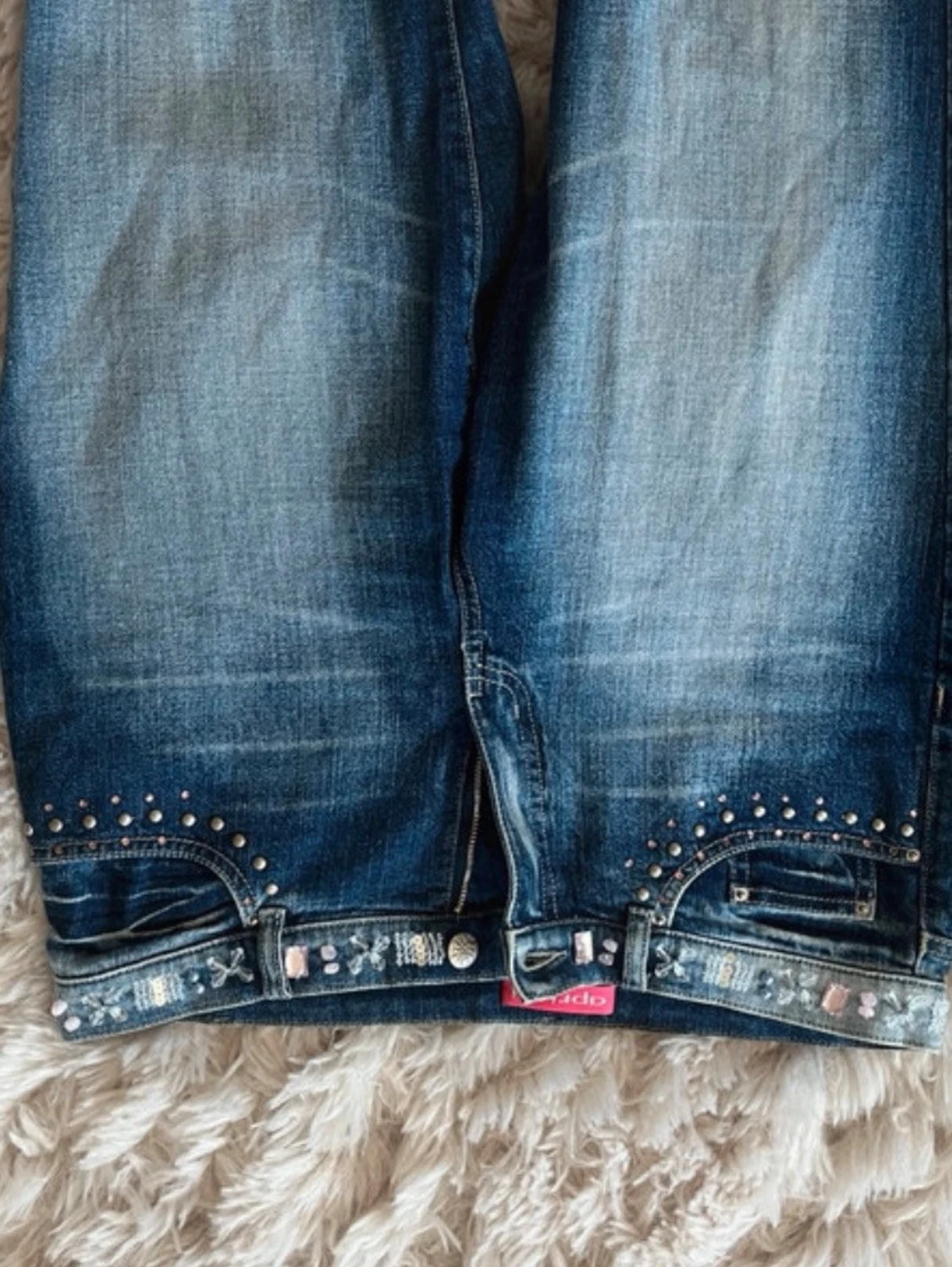 Blå jeans med dekorerade bakfickor - 2