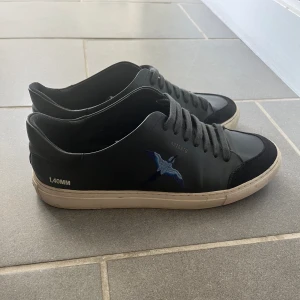 Axel arigato skor  - Hej säljer nu mina skor då ja vill testa nått annat. Är köpa för 2300 hos Axel arigato. Väldigt fint skick och väl omhändertagna 