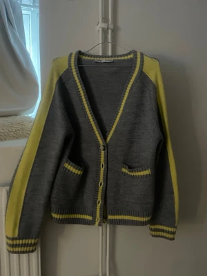 kofta från Zara - Supersöt stickad kofta från Zara, i bra skick, normal till storleken och utan defekter 🩷