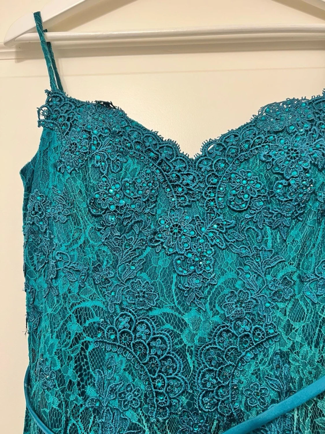 Turkos långklänning med spetsdetaljer - 2