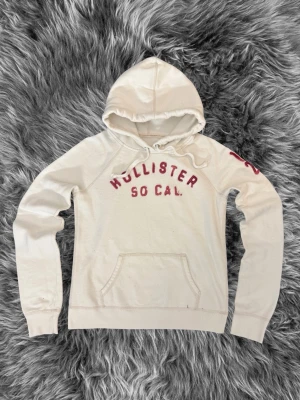 Hollister hoodie - En fet hollister hoodie som är i bra skick den sitter som xs men titta på måtten för är lite osäker💪