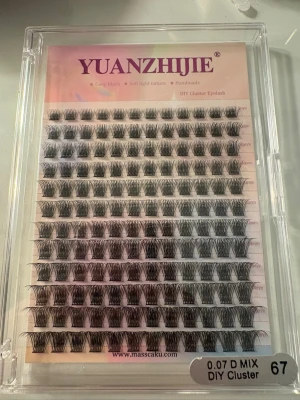 Yuanzhijie DIY klusterfransar svart - Ett set med svarta klusterfransar från Yuanzhijie, modell 0.07 D MIX. Fransarna är handgjorda, djupsvarta och har en naturlig, mjuk finish. Perfekta för att skapa en fyllig och definierad look. Levereras i en genomskinlig plastask.