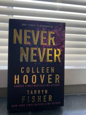 Never Never av Hoover & Fisher - En spännande roman på engelska, 'Never Never' av Colleen Hoover och Tarryn Fisher. Boken handlar om minnesförlust, kärlek och mysterier. Perfekt för dig som gillar romantiska thrillers. Jag säljer den för samma pris jag köpte den eftersom att den är sprillans ny. Priset kan diskuteras. 