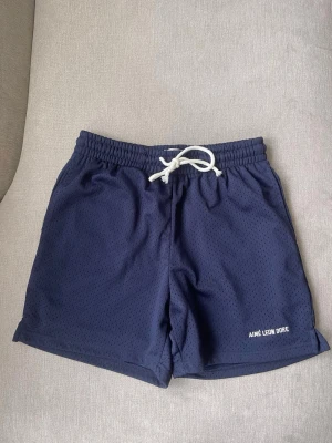Aimé Leon Dore Shorts – Navy – Strl S - Säljer Aimé Leon Dore mesh shorts i navy. Sjukt sköna och eftertraktade.  • Märke: Aimé Leon Dore • Storlek: S • Färg: Navy • Skick: Mycket fint skick • Mesh / sportig premium look  📦 skickas samma dag  ⚡ Snabb affär prioriteras 💬 Paketpris finns 