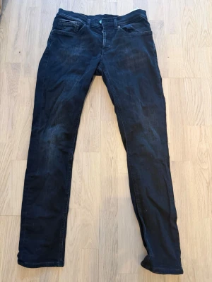 Svarta slim fit jeans - Säljer ett par svarta slim fit jeans med klassisk femficksdesign och dragkedjegylf. Jeansen har en smal passform och är tillverkade i ett mjukt denimtyg som ger en snygg look. Perfekta till en avslappnad stil och passar till det mesta.