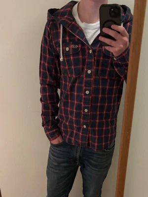 Hollister tröja - Tja! Säljer en Hollister tröja i storleken (M)-fast den sitter mer som en (S)-skick 8/10. Vid minsta lilla fundering hör av er!