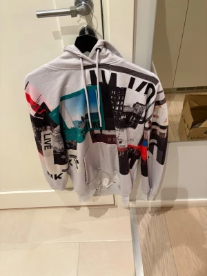 Grå hoodie med grafiskt tryck - Från NA-KD, xs men sitter som en L, oversized. Lite nopprig